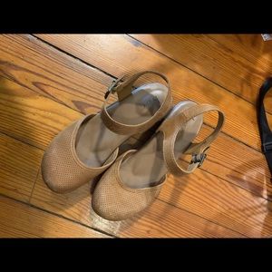 Brown Heeled Clogs 👡